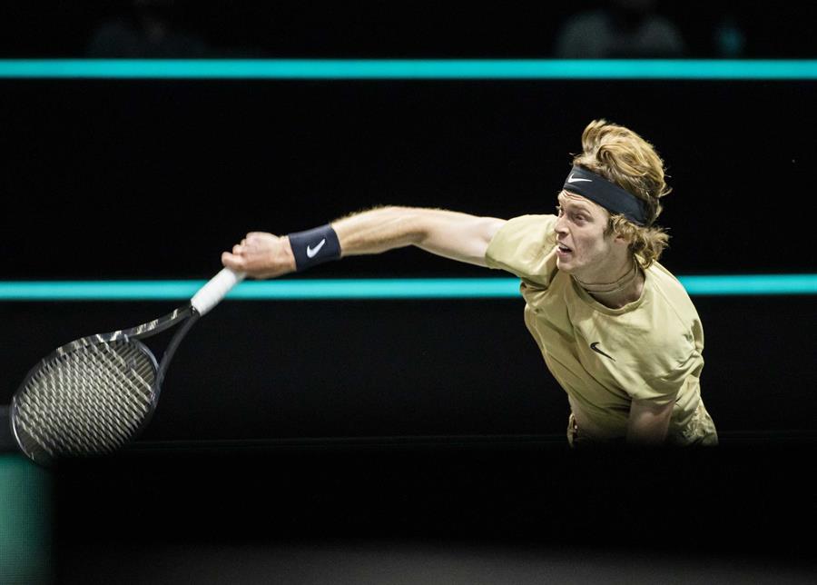 Andrey Rublev avanzó en Rotterdam y amenaza a Murray en segunda ronda