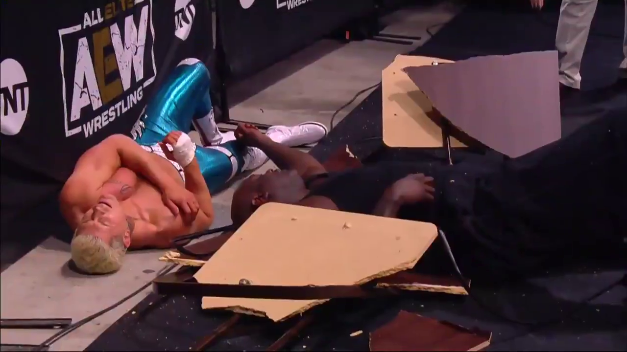 ¡Rompió las mesas! El salvaje ataque que recibió Shaquille O’Neal en evento de lucha de AEW