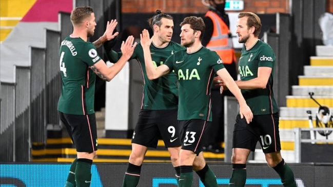 Tottenham logró un valioso triunfo ante Fulham gracias a un autogol y el VAR
