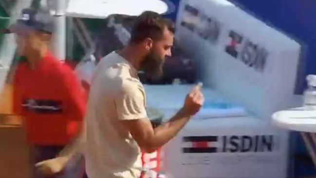 ¡Papelón! Paire se enojó tras jugada polémica, escupió la cancha y regaló el partido ante Cerúndolo