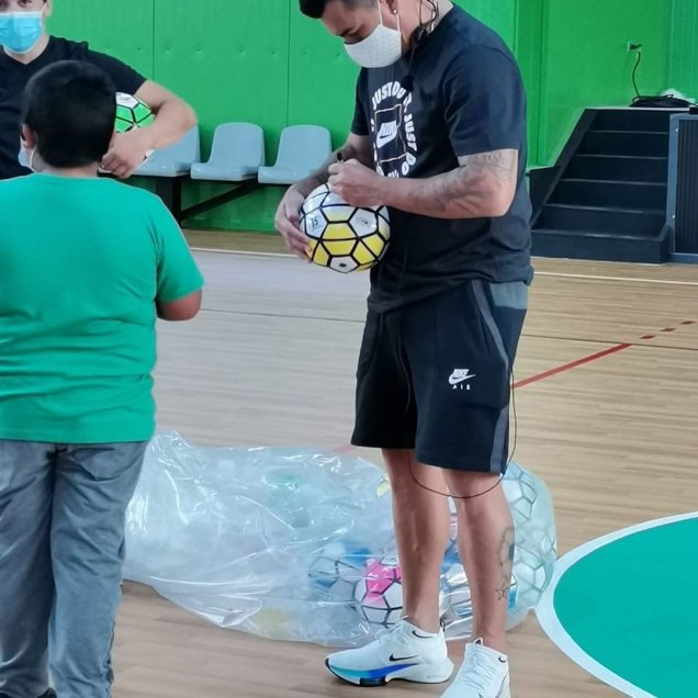 Esteban Paredes compartió con niños e hinchas adultos mayores de Puerto Aguirre en Aysén