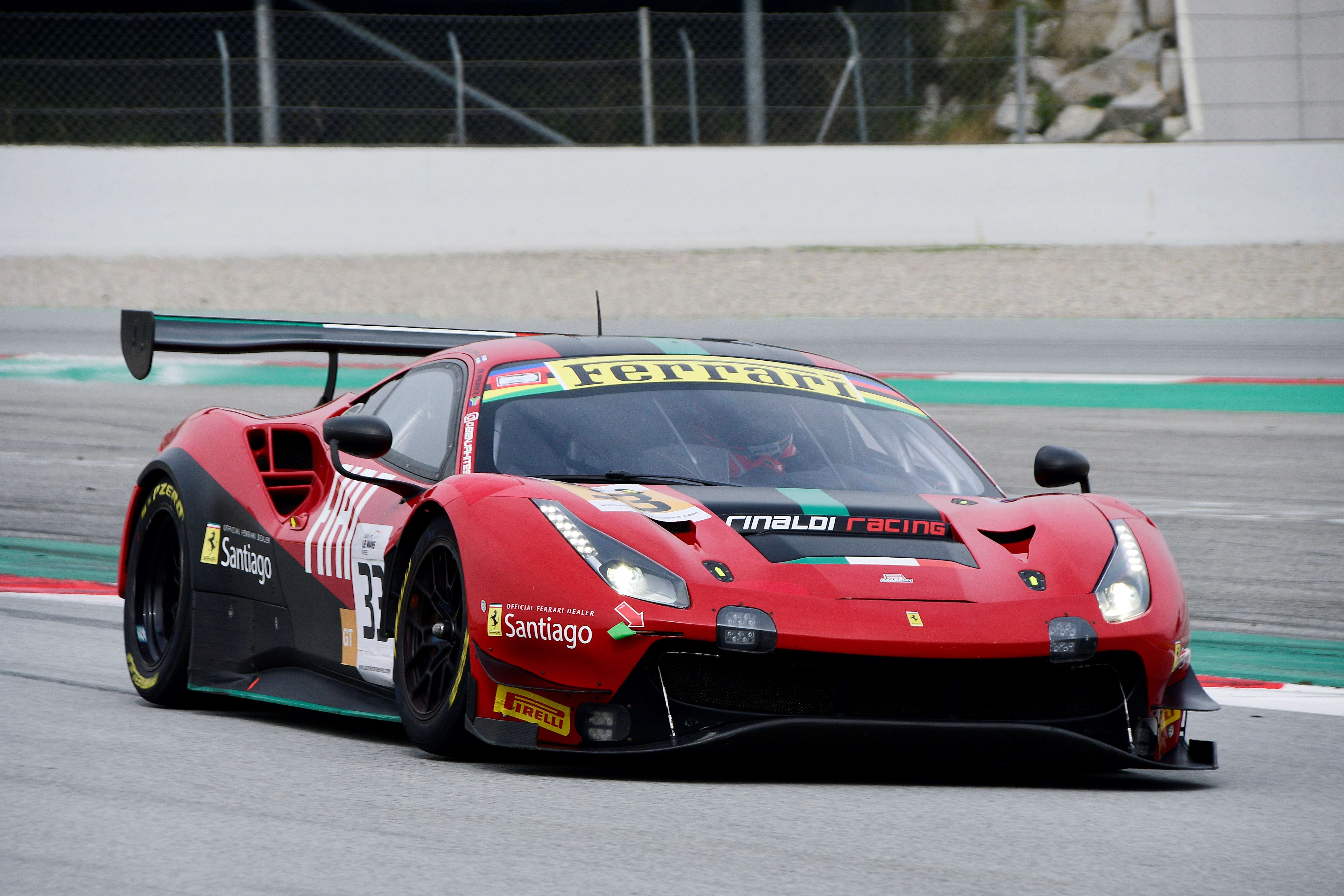 Benjamín Hites destacó en el primer test con el Ferrari 488 GT3 en Barcelona