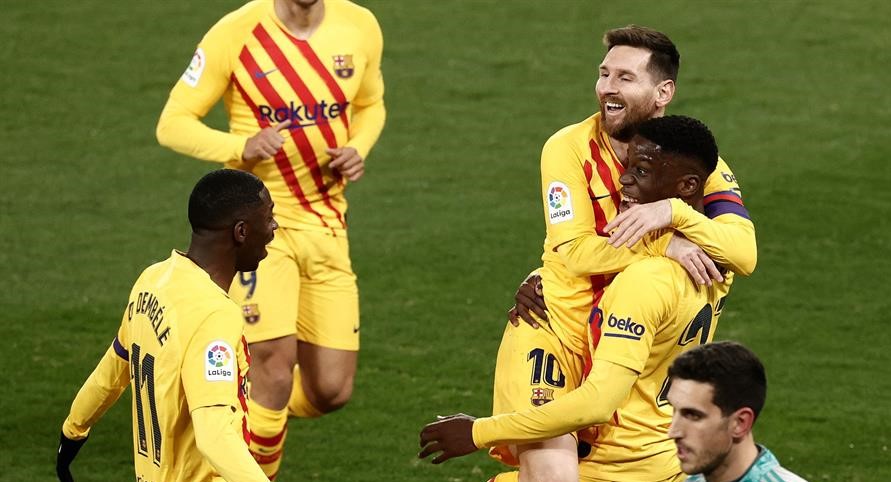 Barcelona derrotó a Osasuna y le metió presión al líder Atlético de Madrid en España