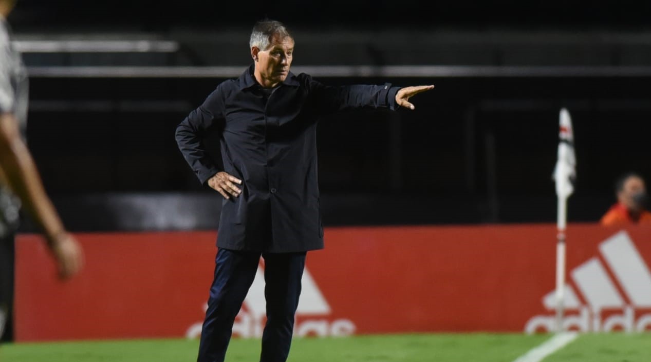 Ariel Holan tuvo amargo debut con Santos tras sufrir paliza ante Sao Paulo de Hernán Crespo