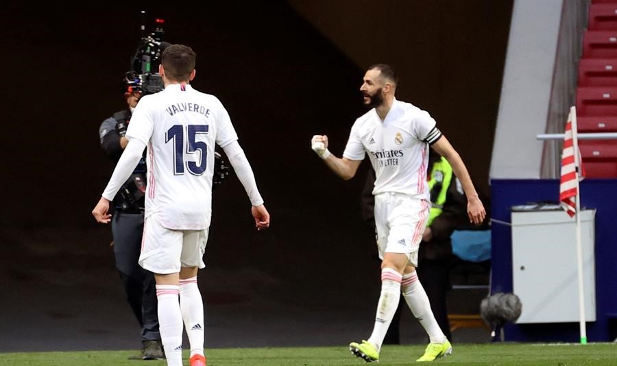 Real Madrid se encomendó a Karim Benzema y rescató un empate ante Atlético en la liga española