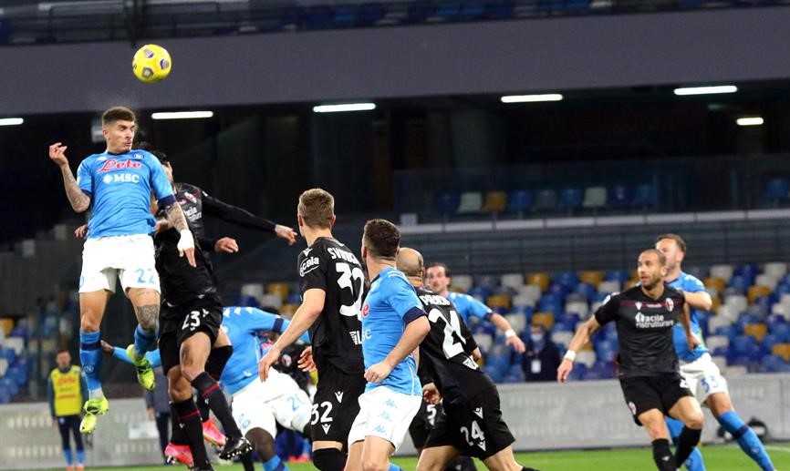 Gary Medel tuvo minutos en derrota de Bologna ante Napoli en la Serie A
