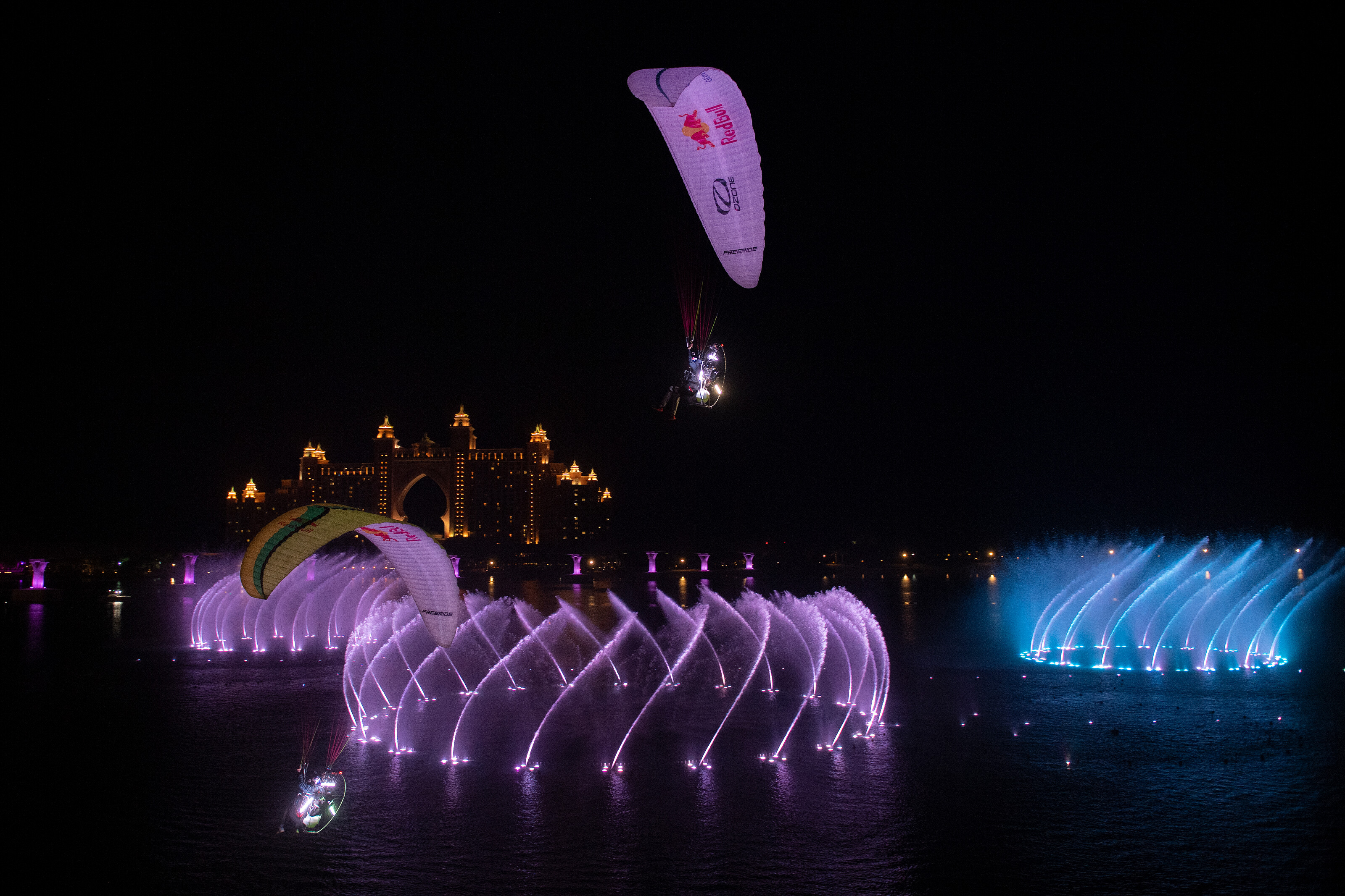 Parapentistas lograron vuelo sobre la fuente de agua y luces más grande del mundo