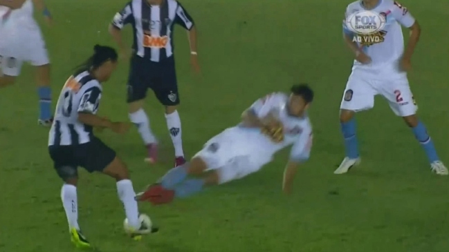 Jugador expulsado ante la U es recordado por esta descomunal patada a Ronaldinho