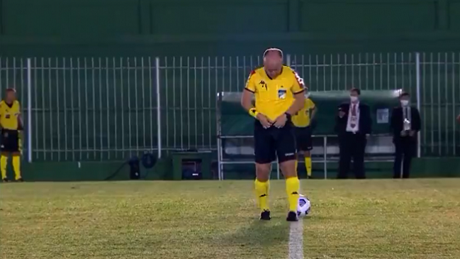¡Insólito! Un árbitro orinó en plena cancha en el fútbol brasileño