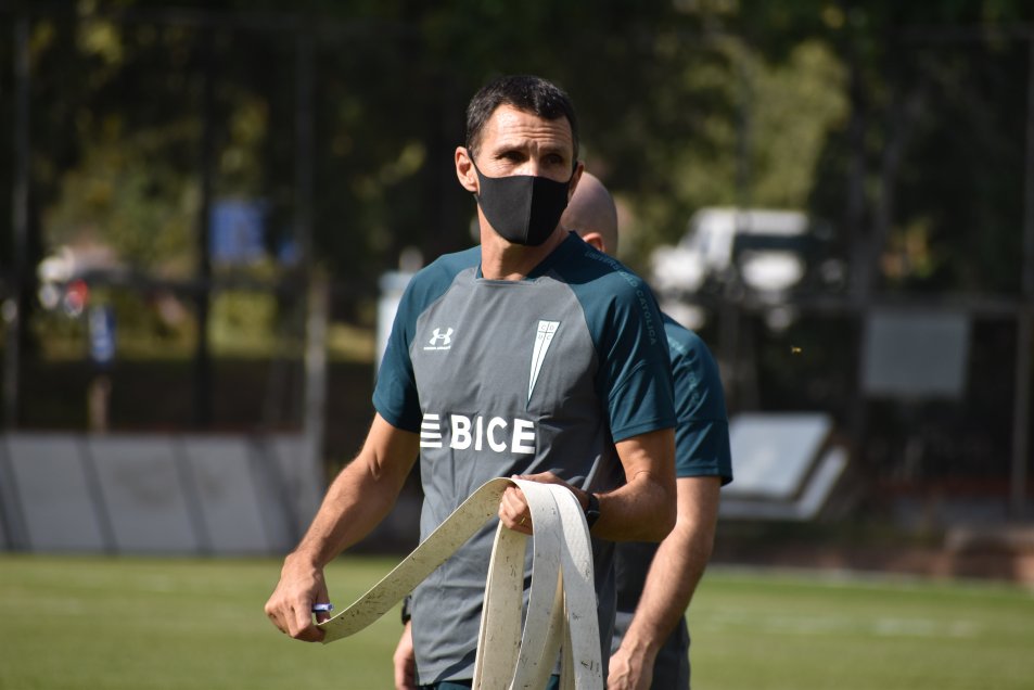 Gustavo Poyet dirigió su primera práctica en Universidad Católica