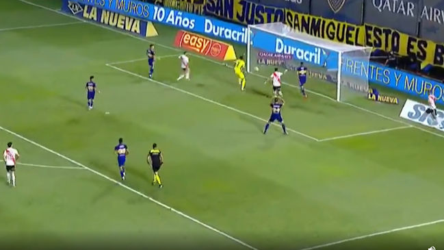 ¿Ayuda divina? La increíble salvada en la línea de Boca Juniors ante River en el Superclásico