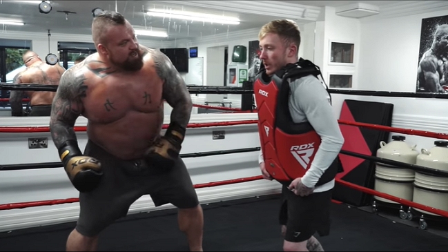 Youtuber se ofreció para recibir un puñetazo del “hombre más fuerte del mundo”