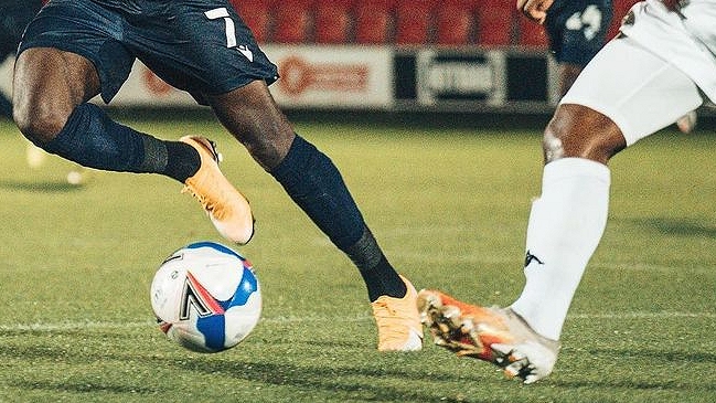 Futbolista pasará por clases antidiscriminación tras expulsión por insultos homofóbicos