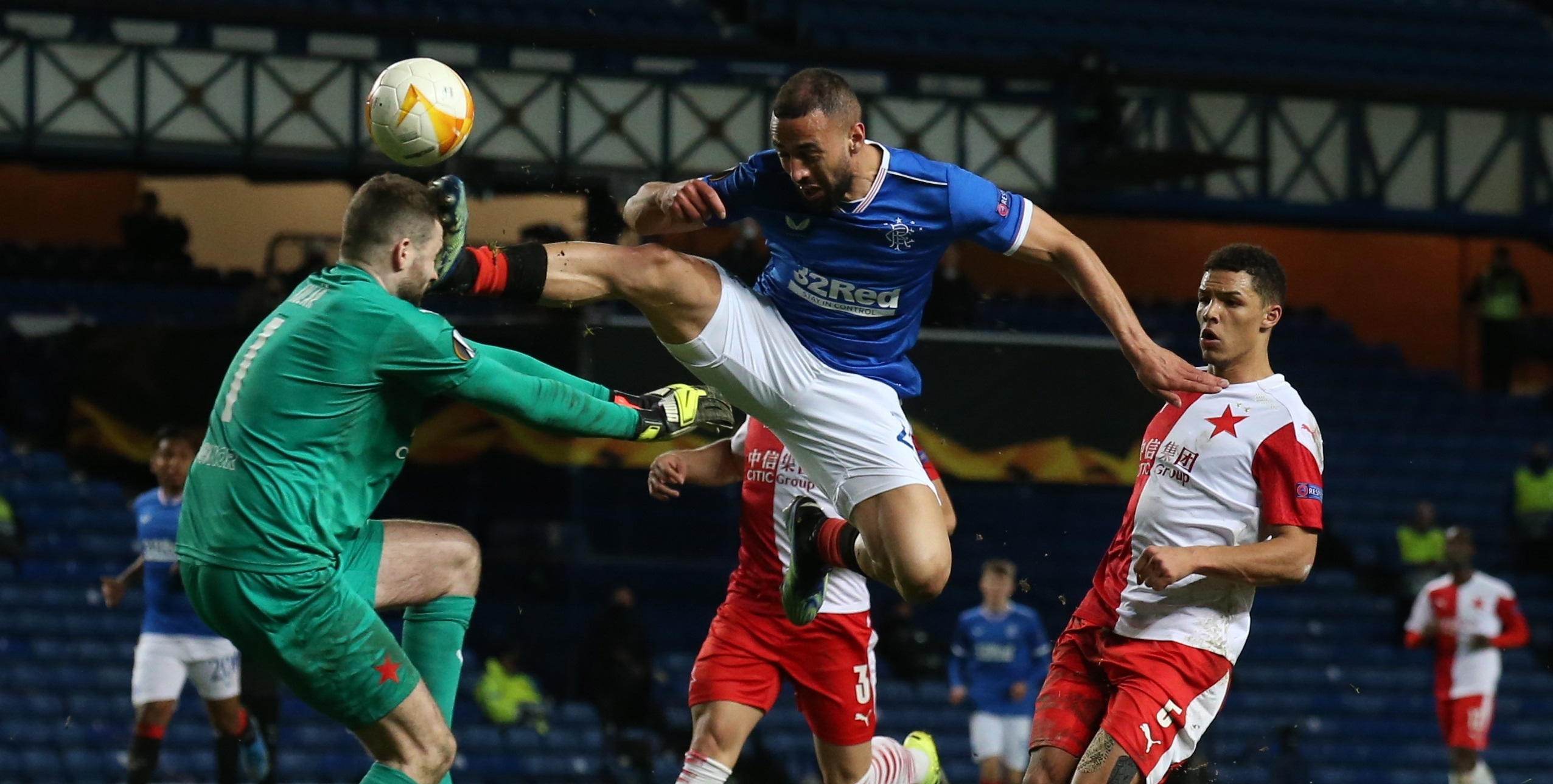 Europa League: Jugador de Rangers conectó criminal planchazo en la cara a portero de Slavia Praga