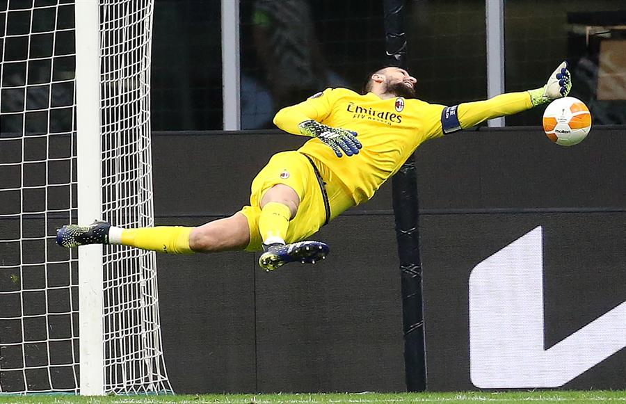 Zlatan Ibrahimovic no pudo evitar la eliminación de AC Milan ante Manchester United