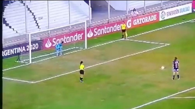 ¿A lo Charles Aránguiz? El tremendo penal de Carla Guerrero ante Ferroviária