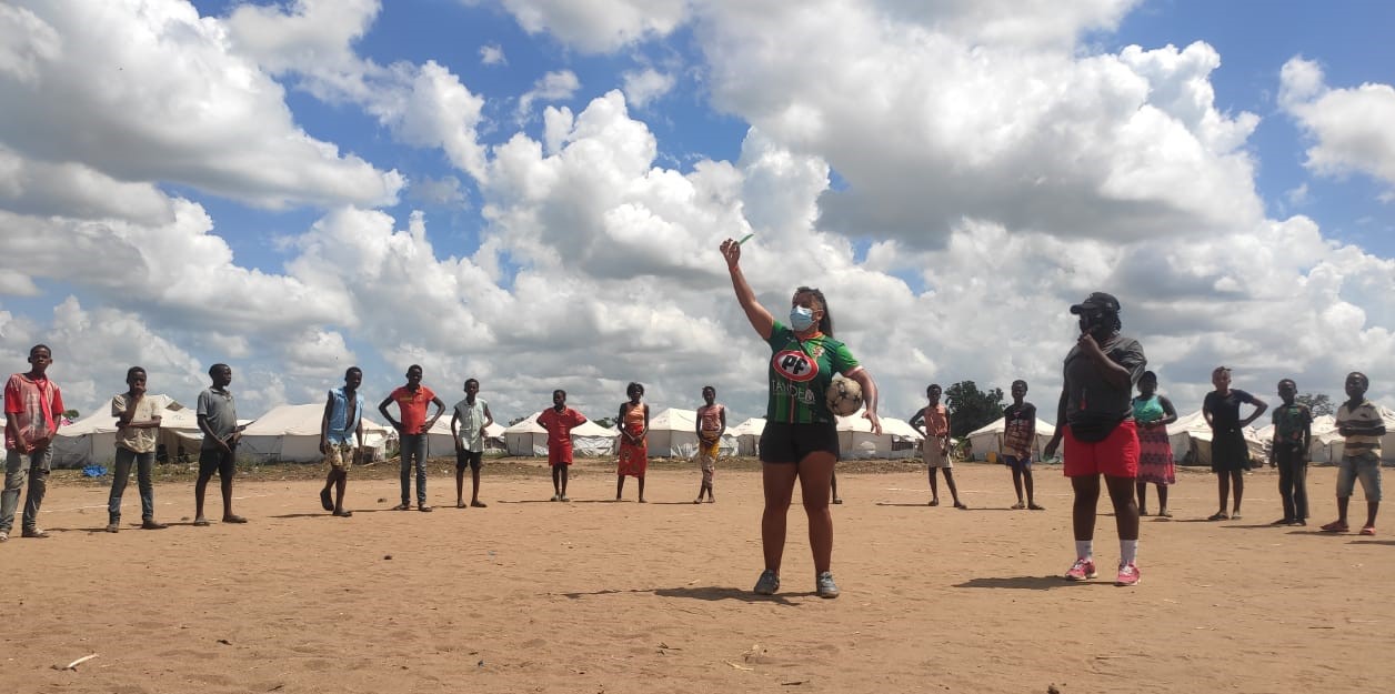 Hincha de Cobresal representa a Chile en programa de ayuda social en Mozambique