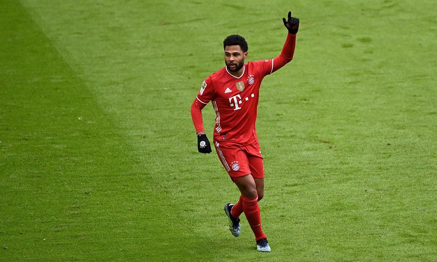Bayern Munich se repuso a la expulsión de Davis con triplete de Lewandowski y goleó a Stuttgart