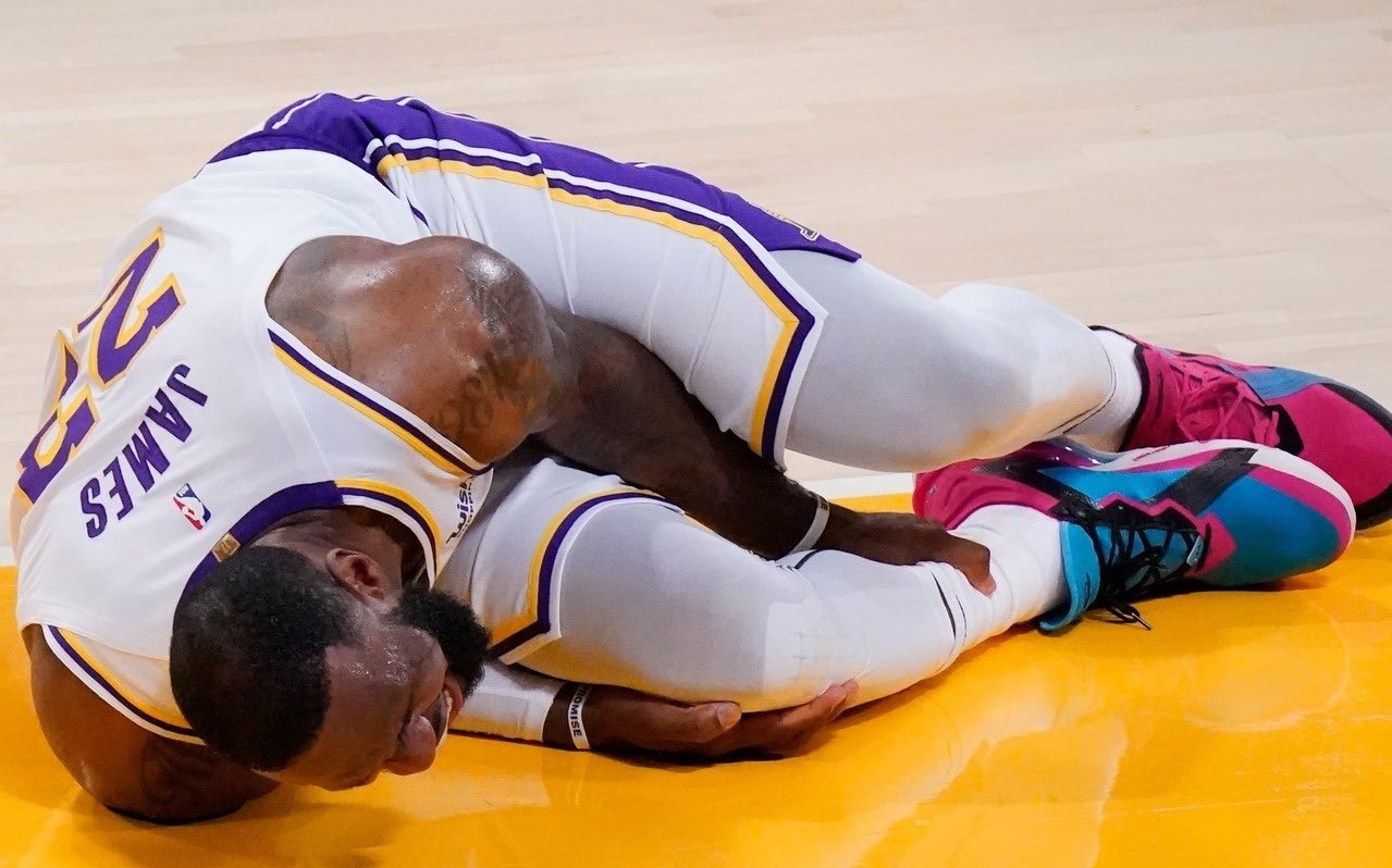 LeBron James salió lesionado en derrota de Los Angeles Lakers ante Atlanta Hawks