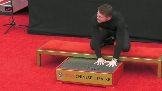 Saúl “Canelo” Alvarez estampó sus huellas en el Paseo de la Fama de Hollywood