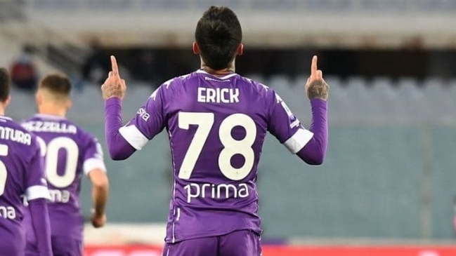 Erick Pulgar marcó un golazo de tiro libre ante AC Milan