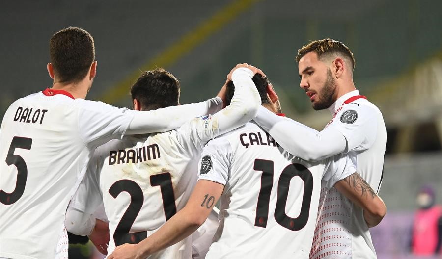 Fiorentina desaprovechó el golazo de Erick Pulgar y sucumbió ante AC Milan