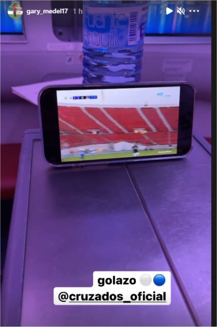 Hincha fiel: Gary Medel siguió la Supercopa en un celular