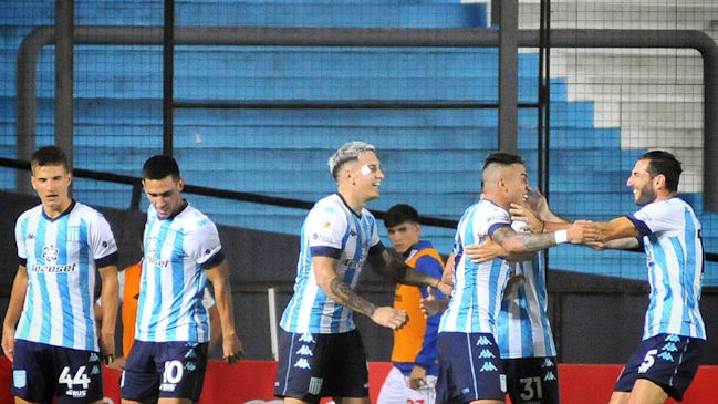 Racing de Eugenio Mena sumó otro triunfo en la Copa de la Liga Profesional a costa de Argentinos