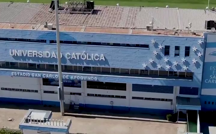 Universidad Católica instaló sus 15 estrellas en el frontis del Estadio San Carlos de Apoquindo