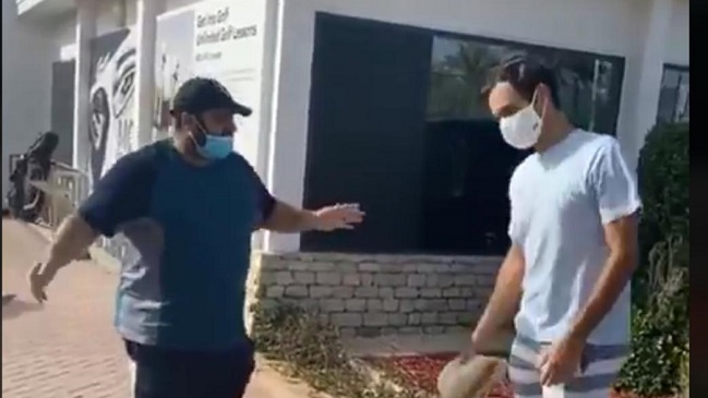 La reacción de Roger Federer ante un fanático con la mascarilla mal puesta