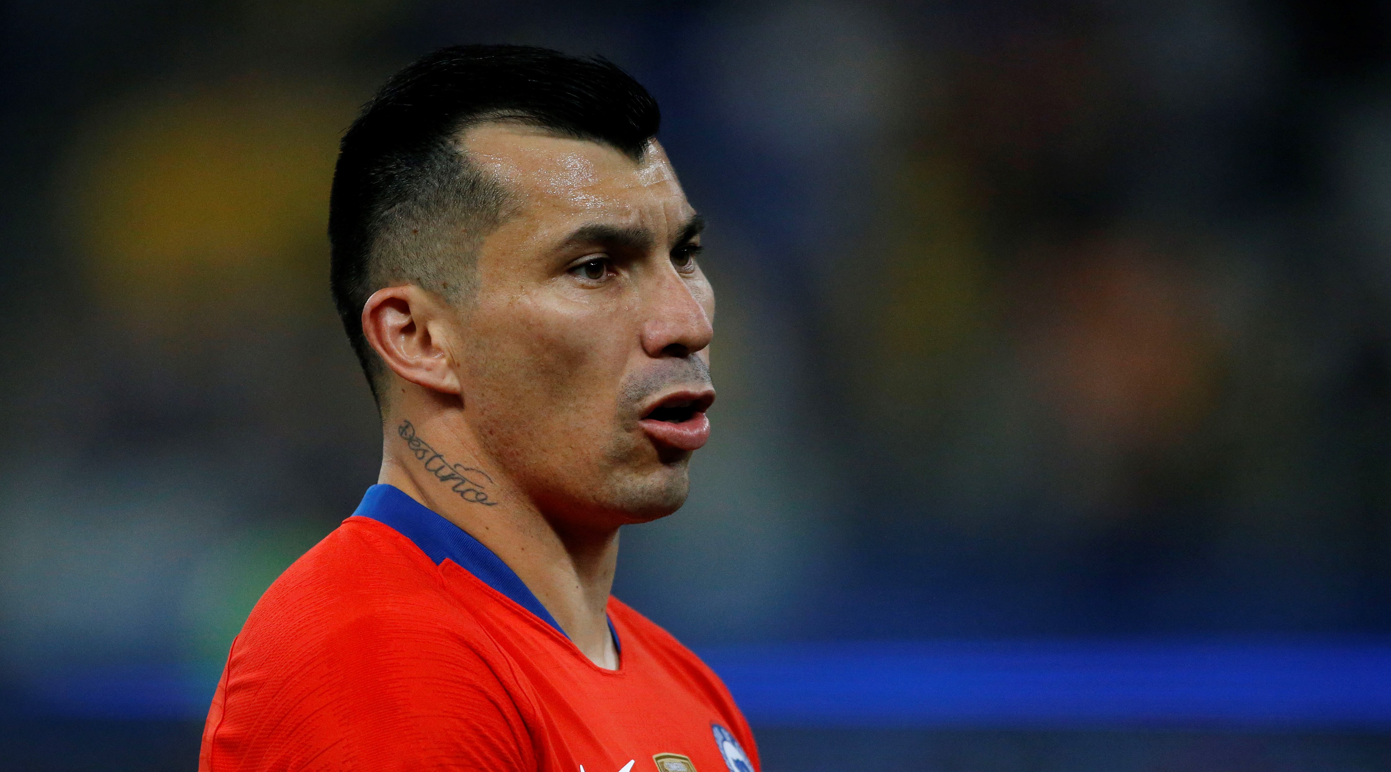 Apuestas se la juegan por Medel como capitán en el debut de Lasarte en La Roja