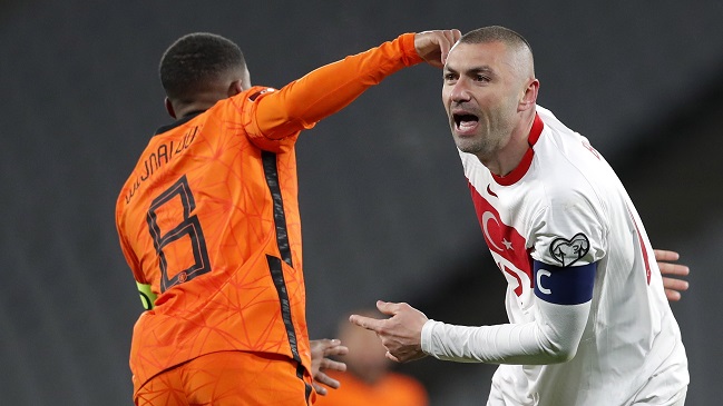 Burak Yilmaz fue la gran figura de Turquía con un triplete en triunfo sobre Holanda