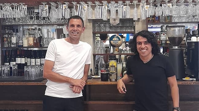 Gustavo Poyet visitó conocido restaurant Parrillada La Uruguaya