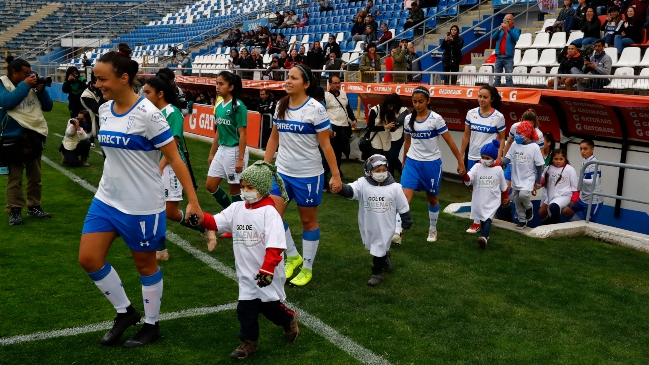Jugadoras de la UC se unieron a campaña contra el cáncer cérvico uterino