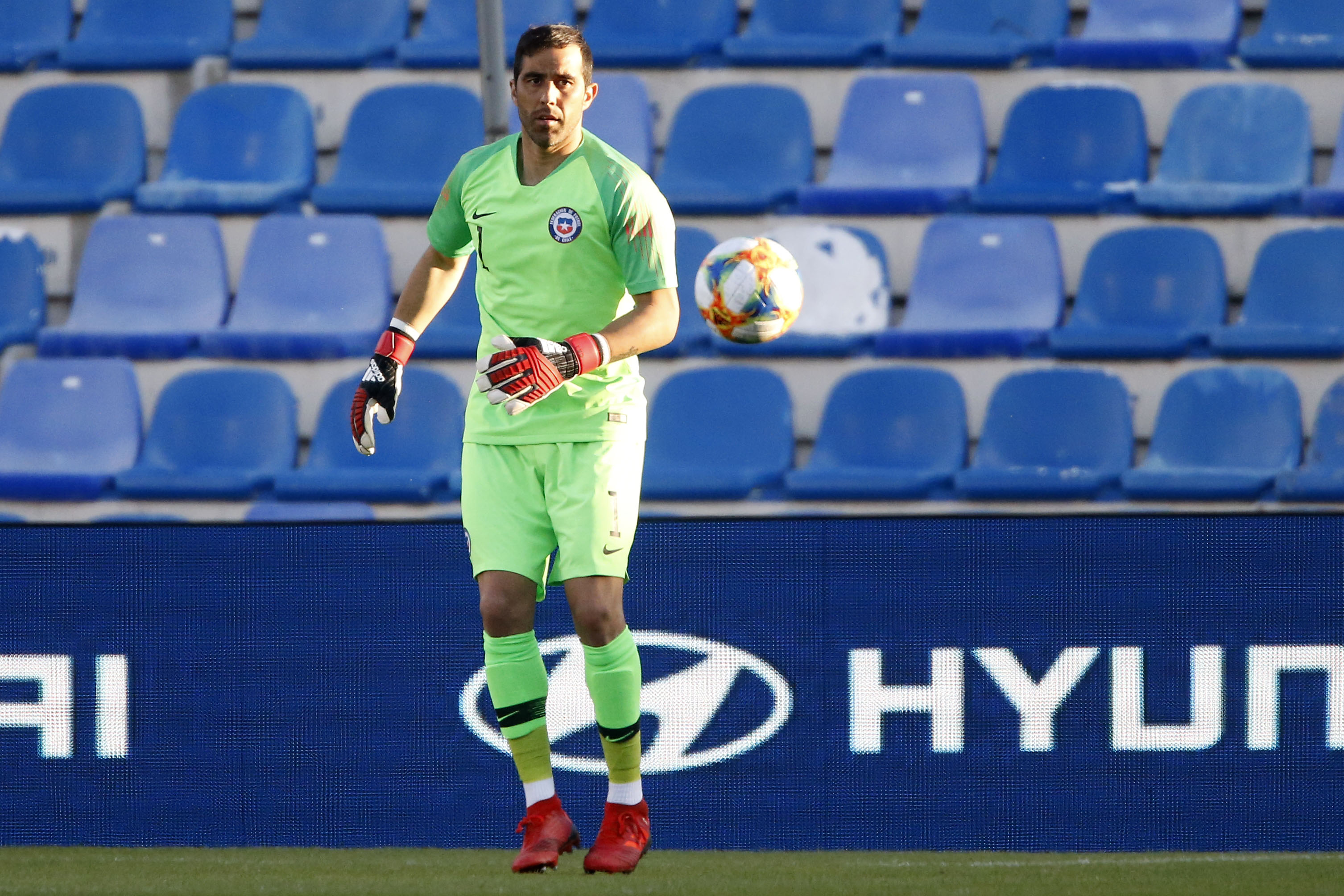 Claudio Bravo volvió a tomar la capitanía de La Roja