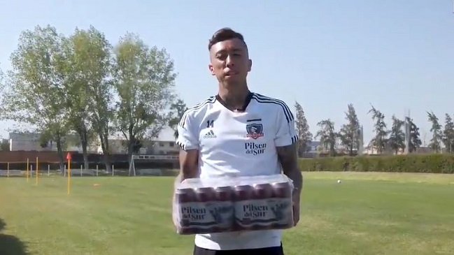 Plantel de Colo Colo recibió cervezas de regalo de su auspiciador