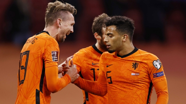 Holanda celebró a costa de Letonia con goles de Berghuis y Luuk De Jong