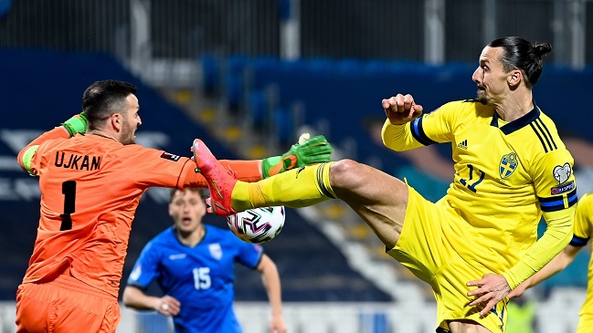 Zlatan Ibrahimovic destacó con una asistencia “a lo karateca” en triunfo de Suecia sobre Kosovo