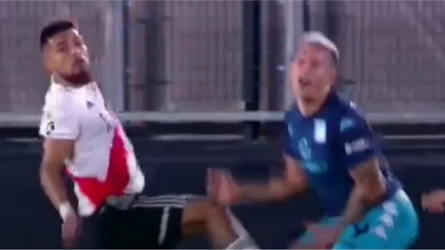 La dolorosa patada “baja” que Paulo Díaz le dio a un jugador de Racing