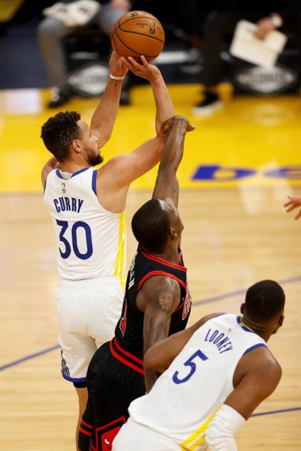 Golden State superó a los alicaídos Bulls de la mano de un inspirado Stephen Curry