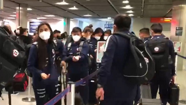 La Roja femenina hizo escala en París y viajó a Turquía para el repechaje