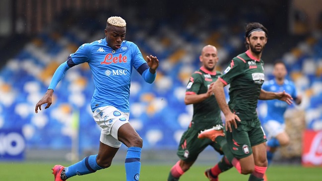 Napoli venció en “guerra de goles” a Crotone de Luis Rojas en la Serie A