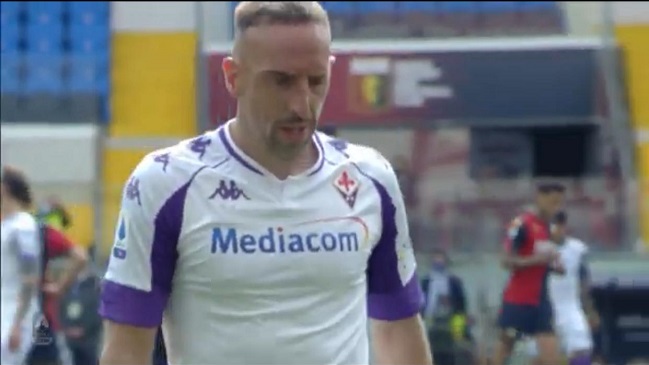 El fuerte planchazo de Franck Ribéry que le costó la expulsión en empate de Fiorentina ante Genoa