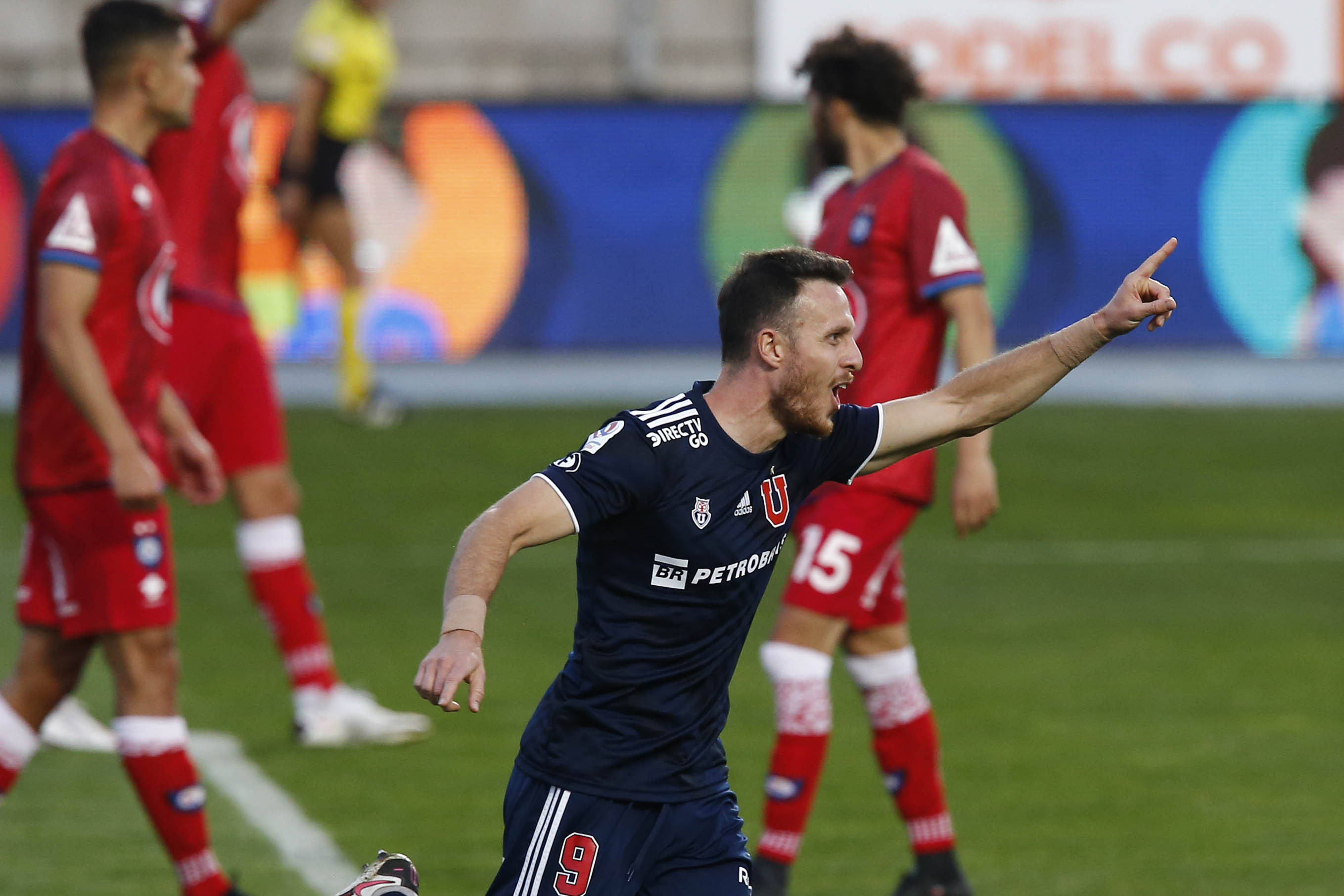 Angelo Henríquez con un cabezazo logró el empate para la U ante Huachipato