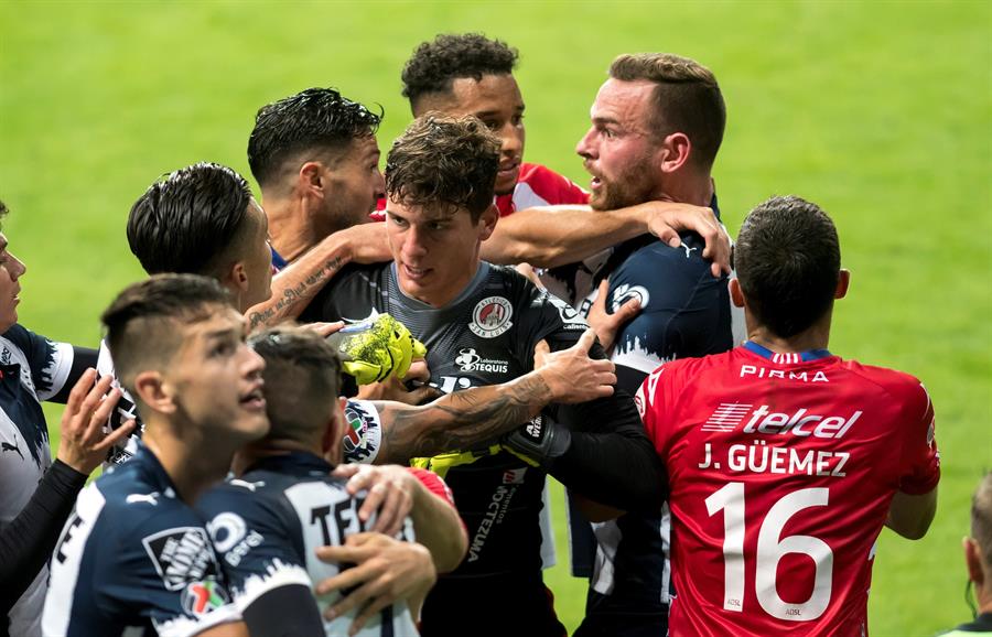 Rogelio Funes Mori homenajeó a Humberto “Chupete” Suazo al alcanzar su récord en Monterrey
