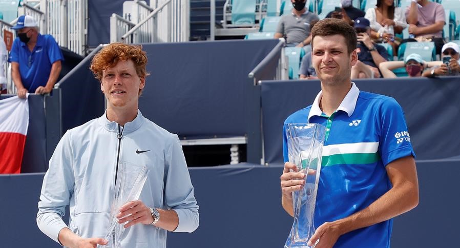 Hubert Hurkacz redondeó la sorpresa y conquistó el Masters de Miami tras batir a Jannik Sinner