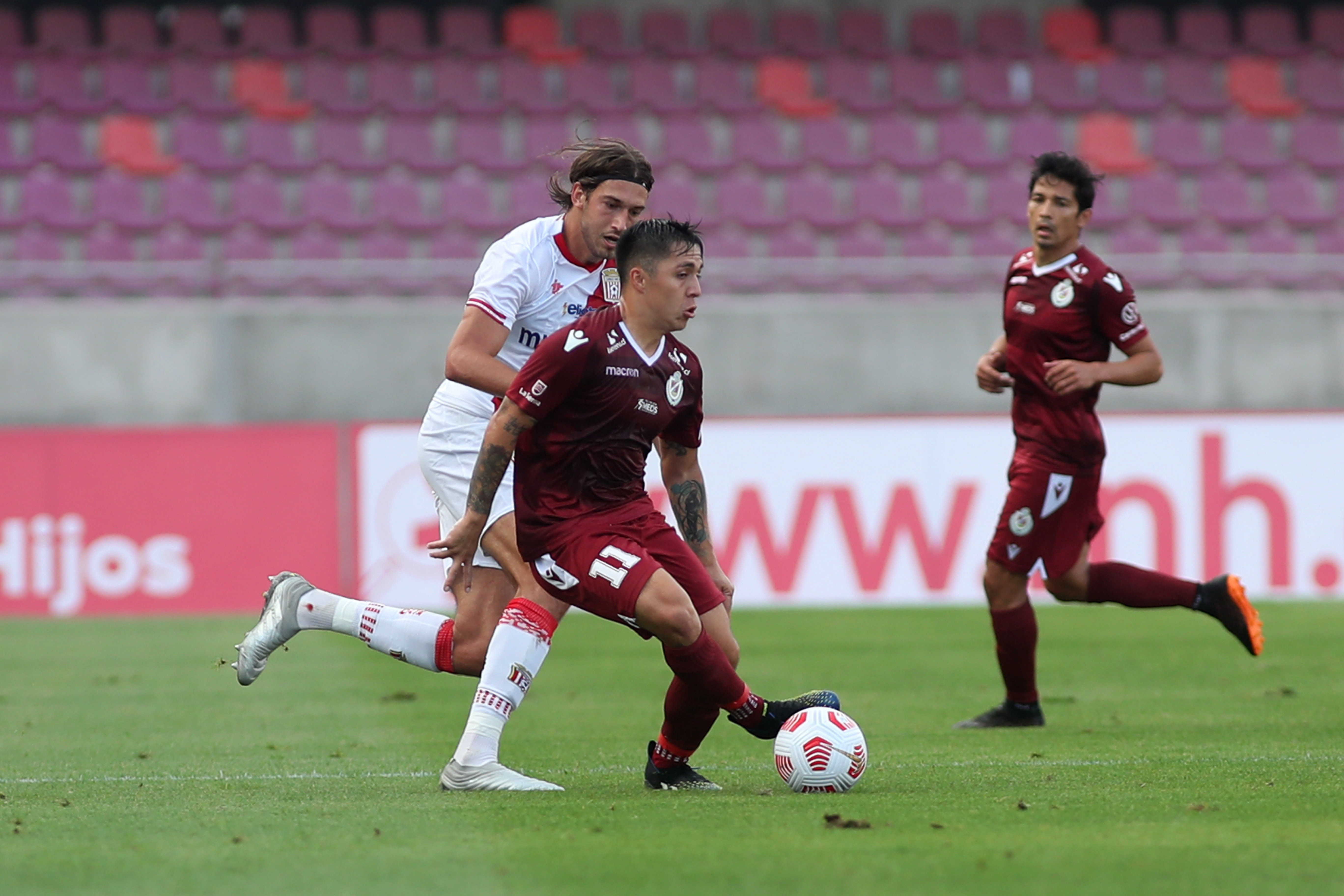 Deportes La Serena derrotó en controversial partido a un disminuido Curicó Unido