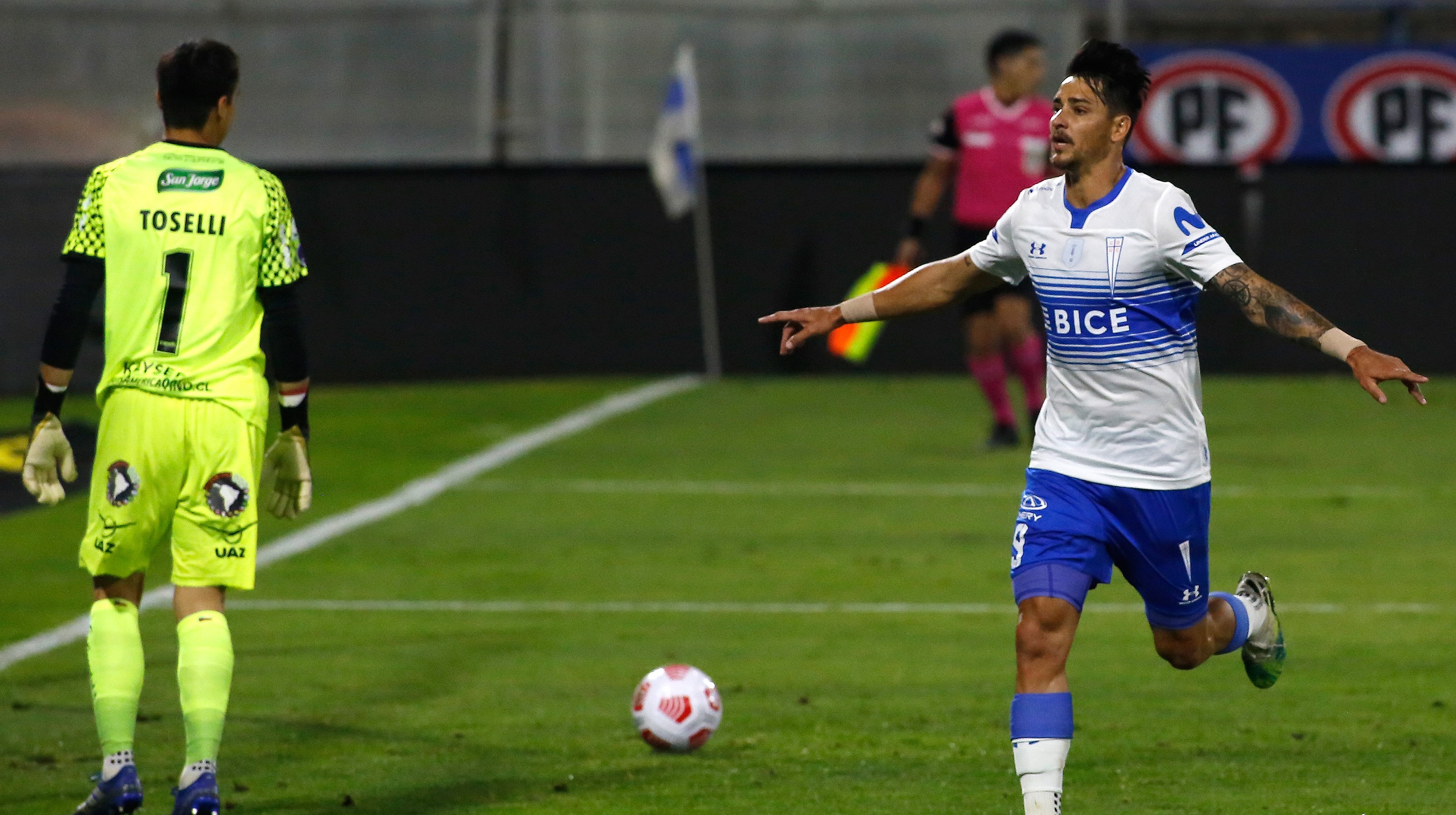 Zampedri superó a Toselli con perfecto penal y adelanto a la UC ante Palestino