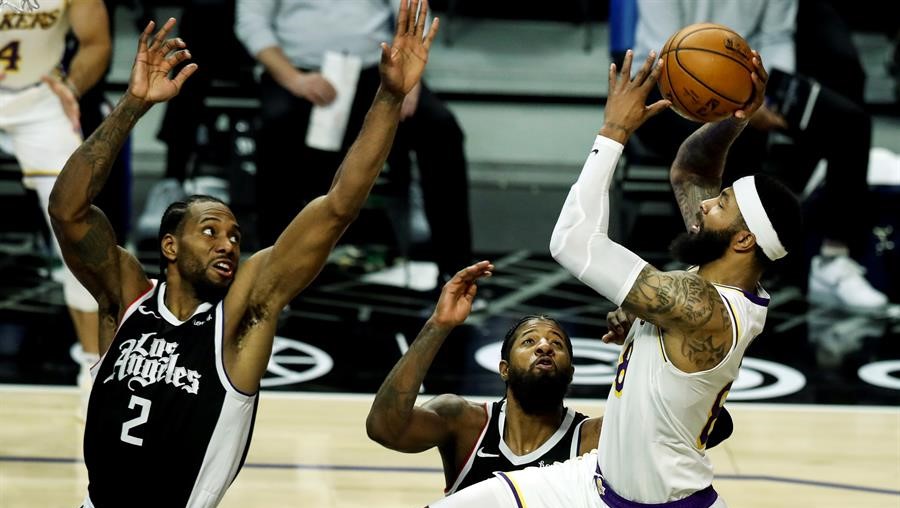 Los Clippers aplastaron a Los Lakers en el clásico de Los Angeles en la NBA