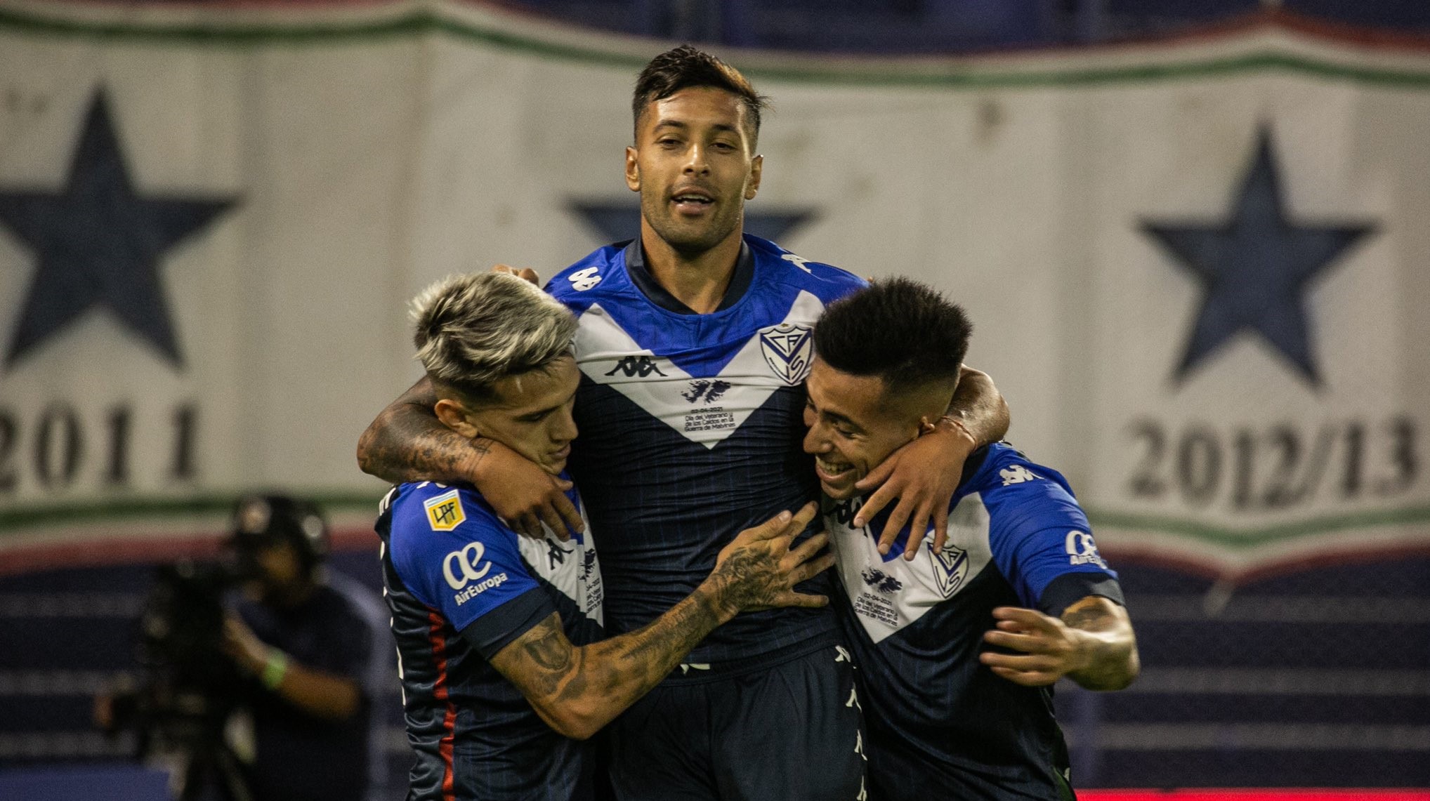 Vélez de Pablo Galdames sigue líder en Argentina tras golear a Unión Santa Fe de Nicolás Peñailillo